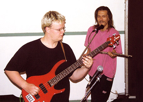Bassplayer Uffe Friis Lichtenberg and Ben while performing Krakout.